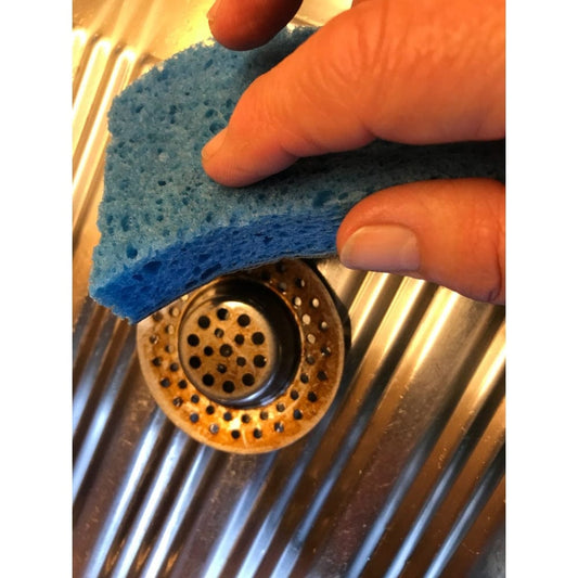 Effizienter Scheuerschwamm für empfindliche Metalloberflächen