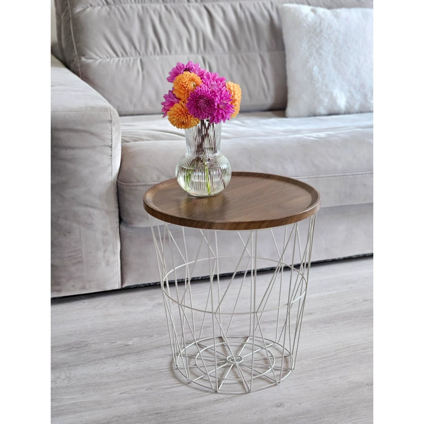 Moderner Beistelltisch mit Nussbaum Optik und Metallgestell