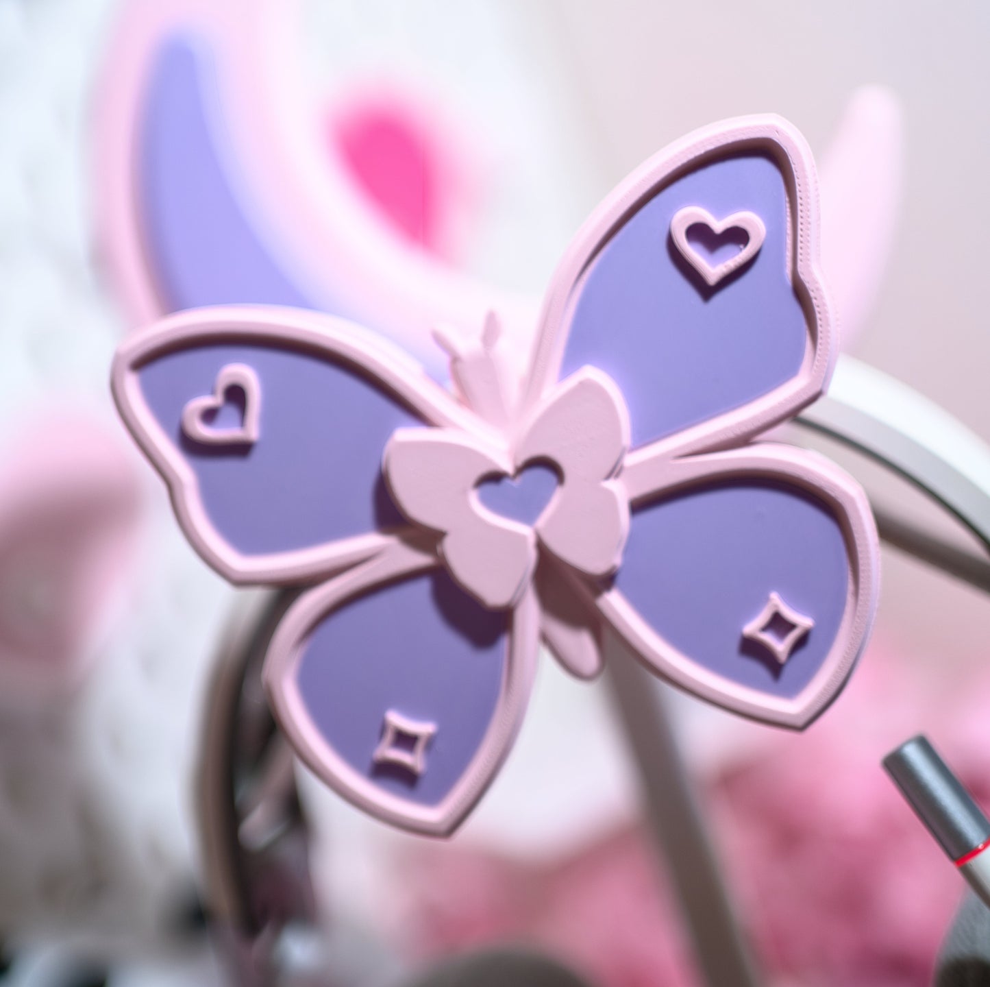 Praktischer Kopfhörerständer mit dekorativem Schmetterling