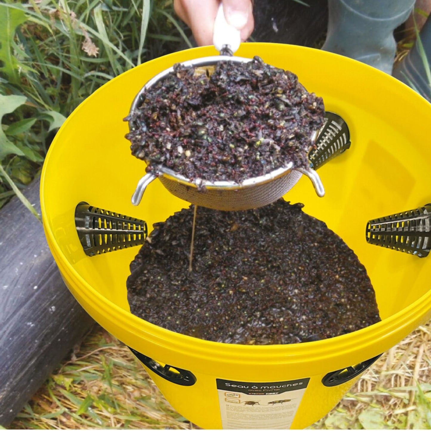 FlyNip FliegenEimer mit natürlichem Lockstoff für effektiven Fliegenschutz