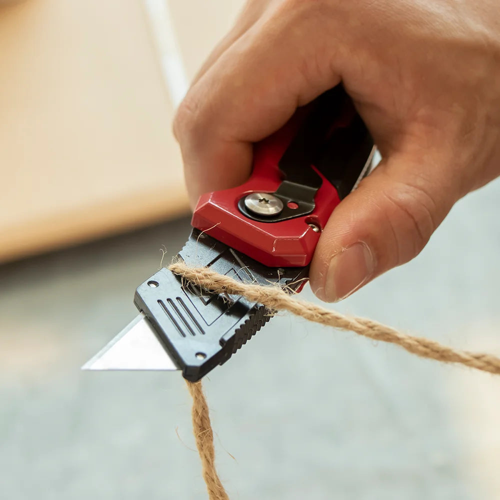 Vielseitiges Klappmesser mit scharfen Wechselklingen - ergonomischem Griff