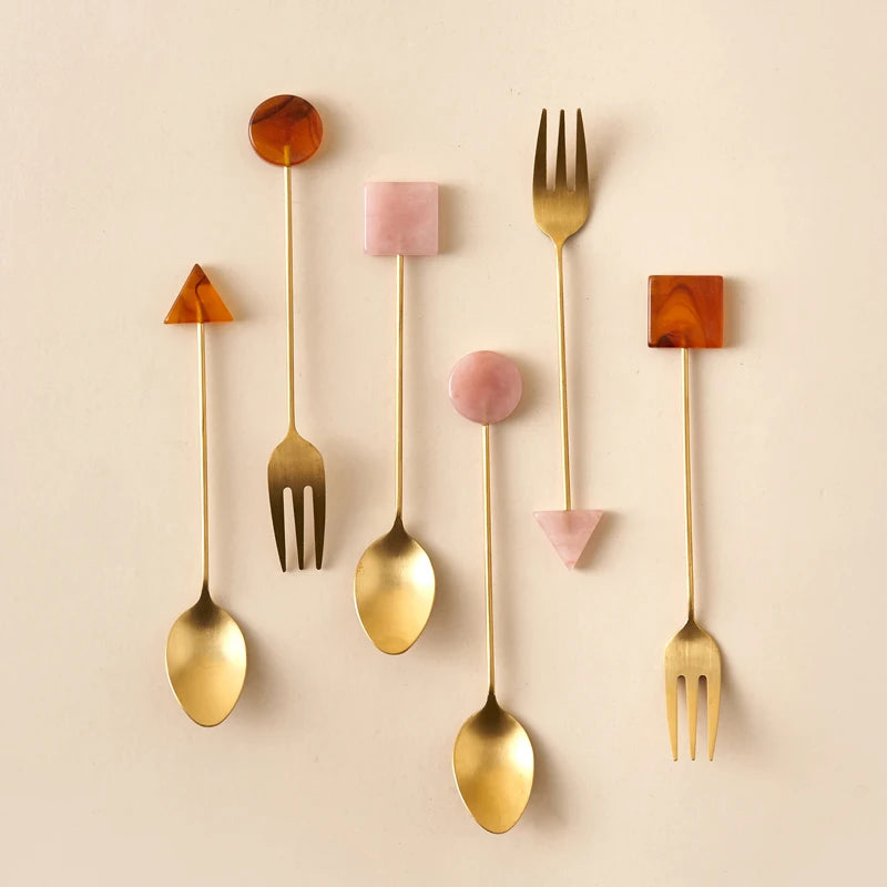 Elegantes 4-teiliges Edelstahl Löffel & Gabel Set mit gold-geometrischen Acrylgriffen