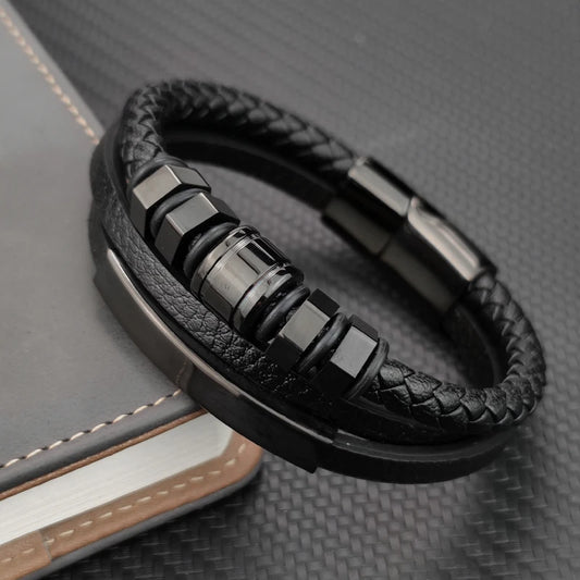 Schwarzes Herren Lederarmband mit klassischem geometrischem Design
