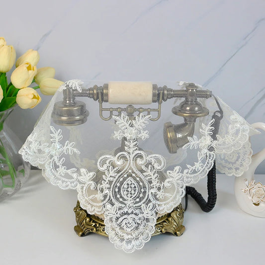 Elegantes Tischset mit europäischer Spitzenstickerei für Heimdekor