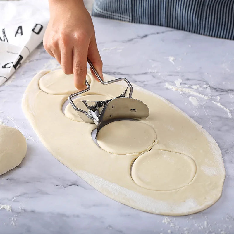 Edelstahl Knödelschieber mit 360° Rollen für perfekte Teigkreise