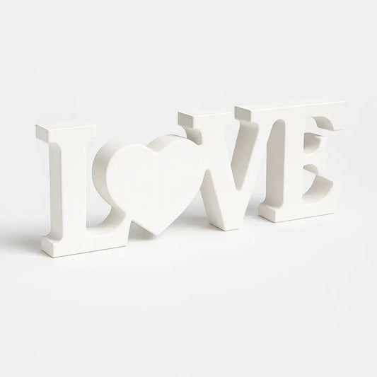 Handgefertigter LOVE Deko Schriftzug für emotionale Wohnakzente