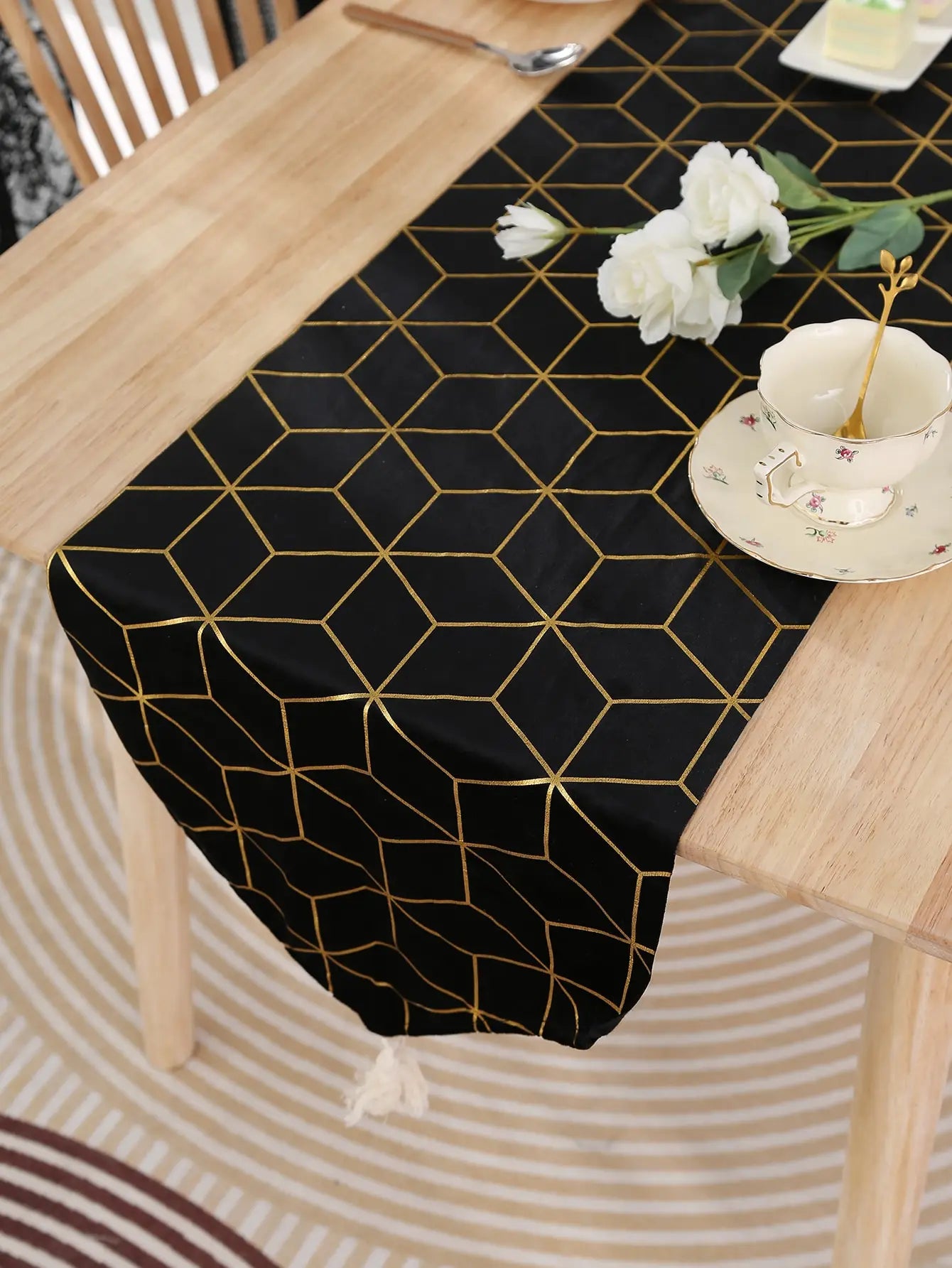 Stilvoller Geometrischer Tischläufer Schwarz – Elegante Deko für Zuhause & Hotel