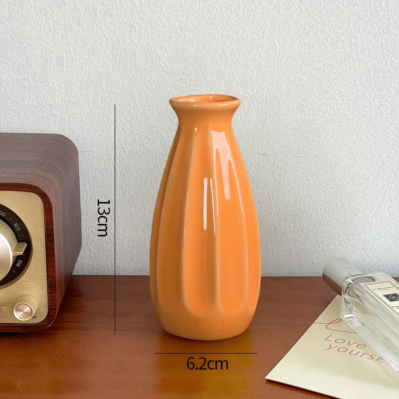 Bonbonfarbene Keramikknospenvase für Pampasgras und Blumen