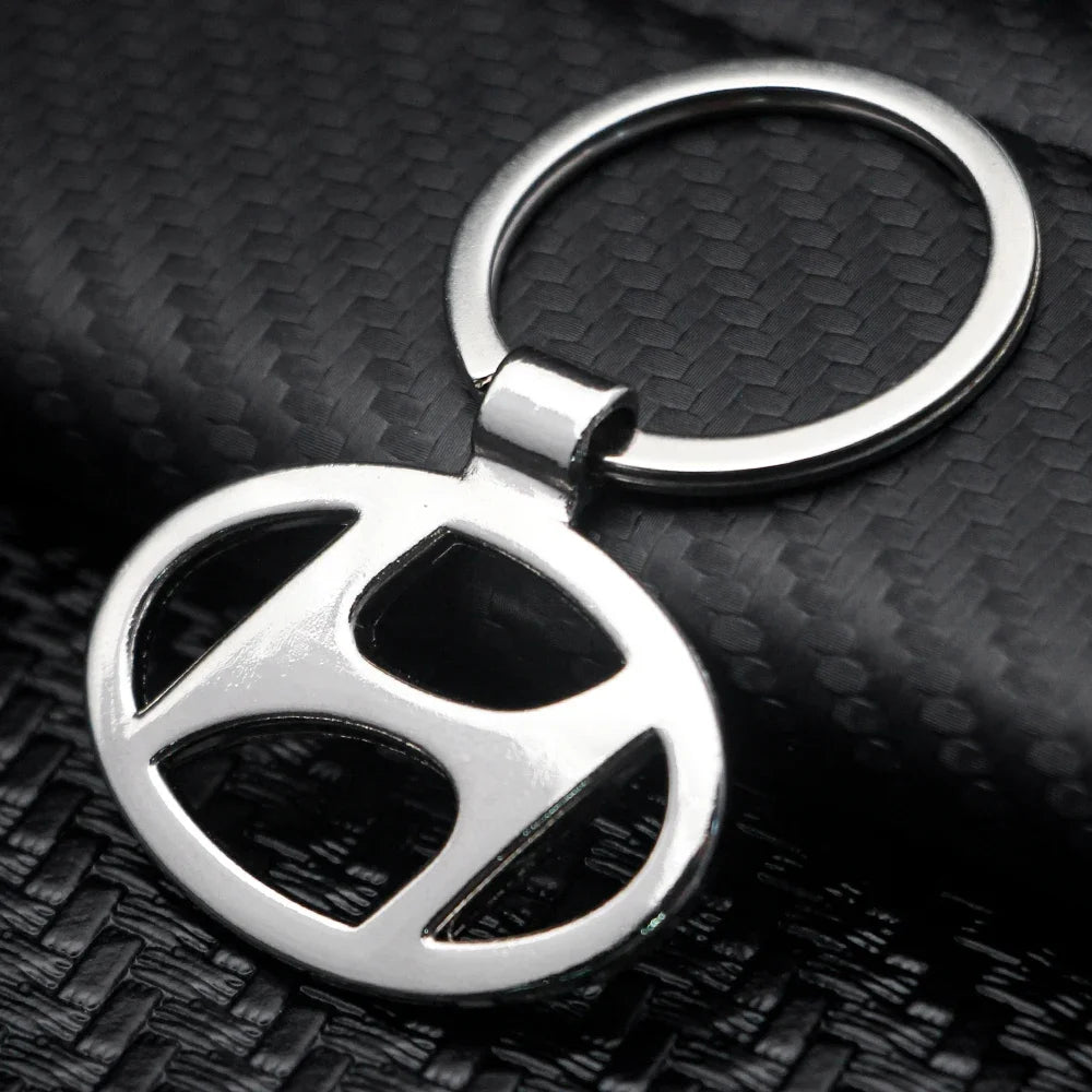 Robuster Metall-Leder Schlüsselanhänger mit Hyundai Emblem – Stilvoll - Praktisch