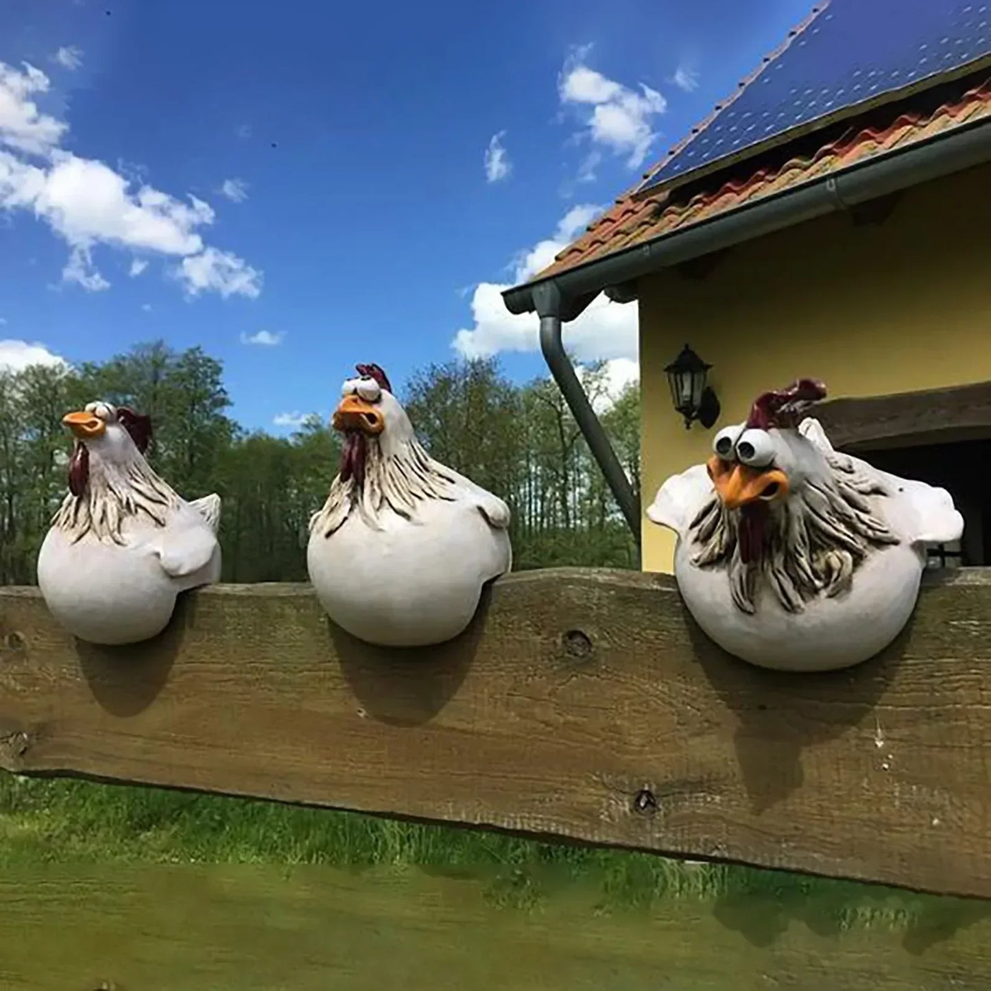 Wetterfeste Gartenhuhn-Statue aus Harz mit lustigen Gesichtern – Zaun-Deko Spaß