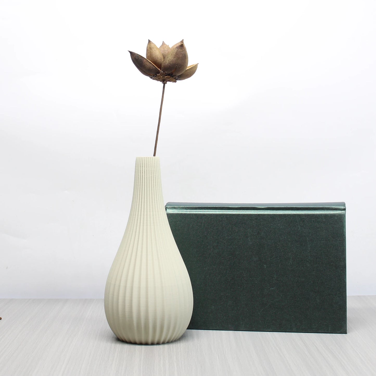 Moderne 3D-gedruckte Vasen mit getrockneten Blumen im Boho Stil