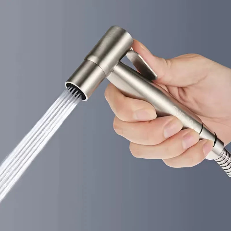Effektive Hygiene leicht gemacht: Handliches Edelstahl Bidet mit horizontalem Spray
