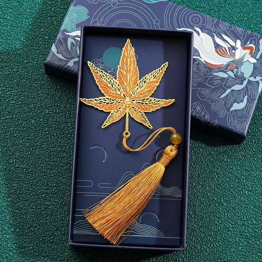 Handgefertigtes Metall Lesezeichen mit Kleeblattmuster als Geschenk