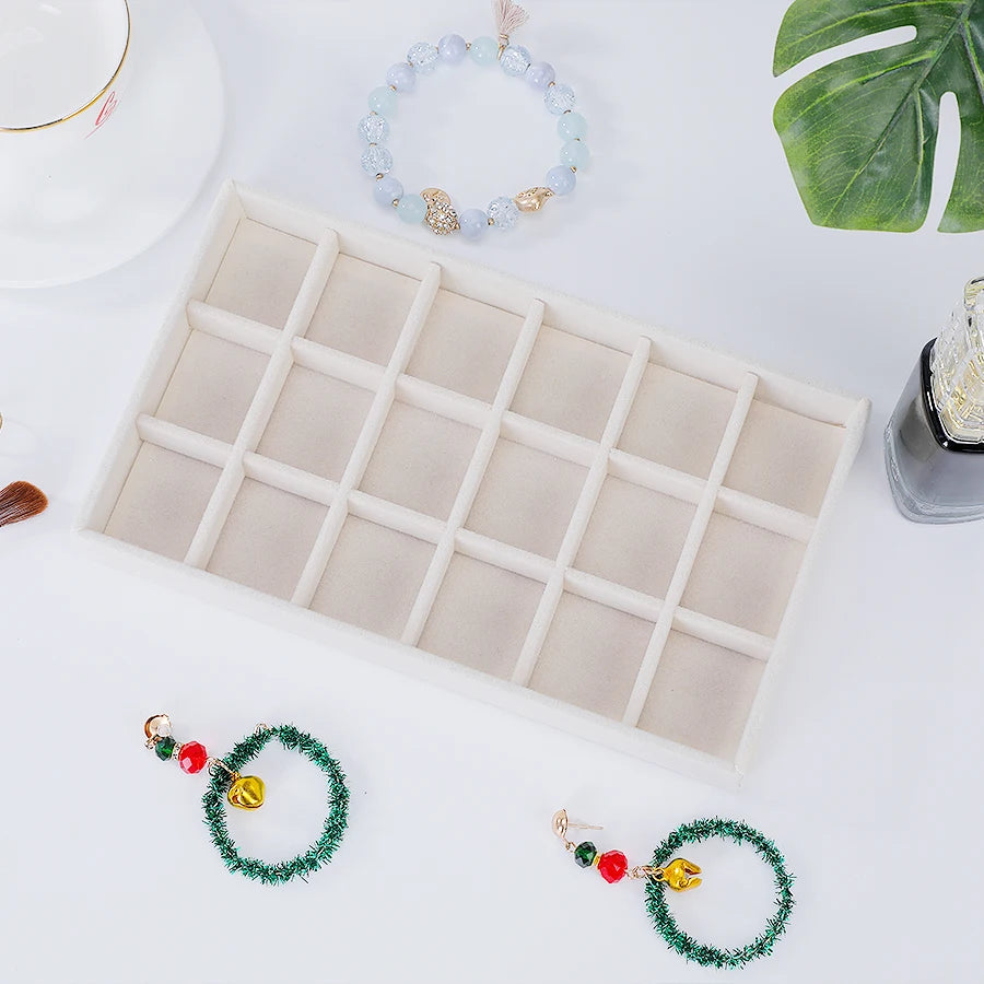 Beflockte Schmuckschatulle und Schmucktablett in Beige
