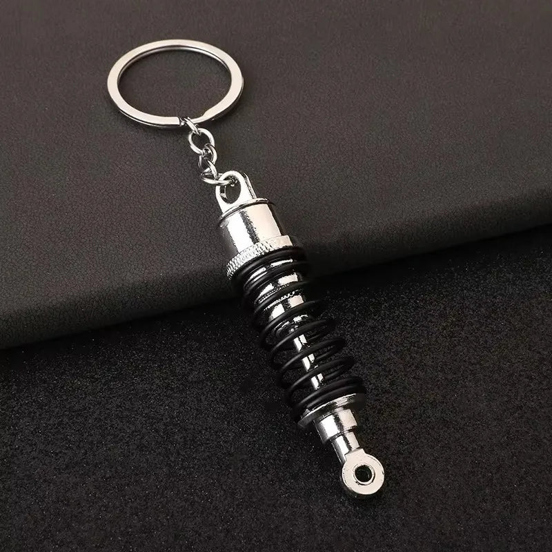 Robuster Edelstahl Schlüsselanhänger im Autoteile-Design – Perfektes Männergeschenk