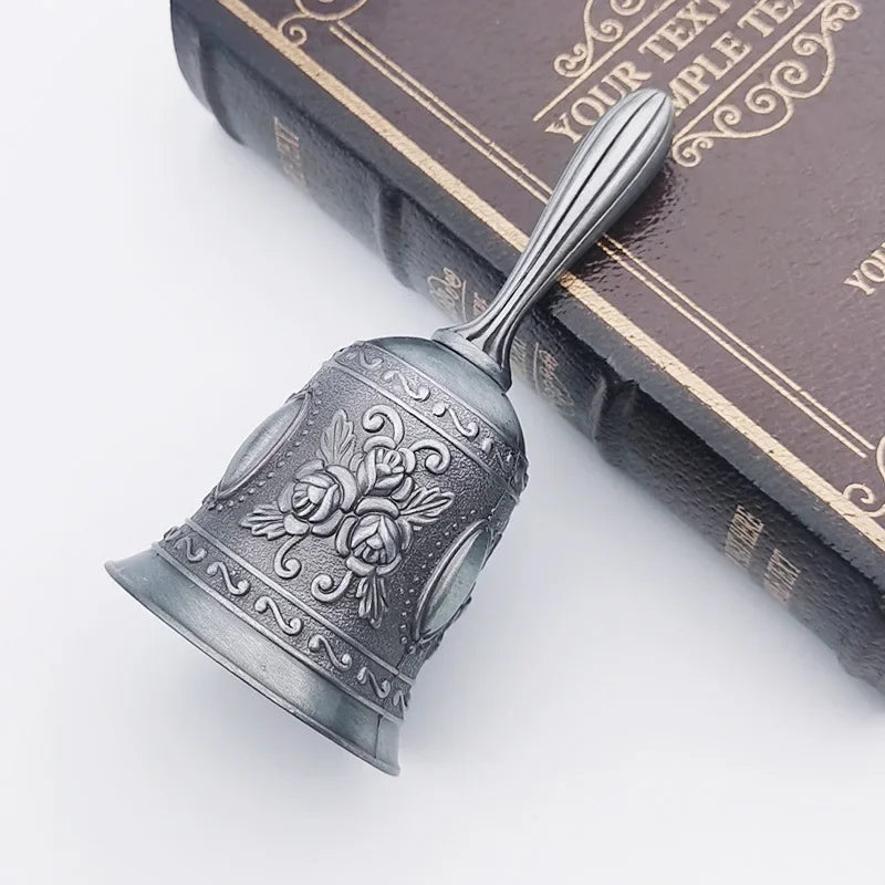 Klarer Klang - Retro-Chic: 1PC Metall-Handglocke im europäischen Stil für Deko