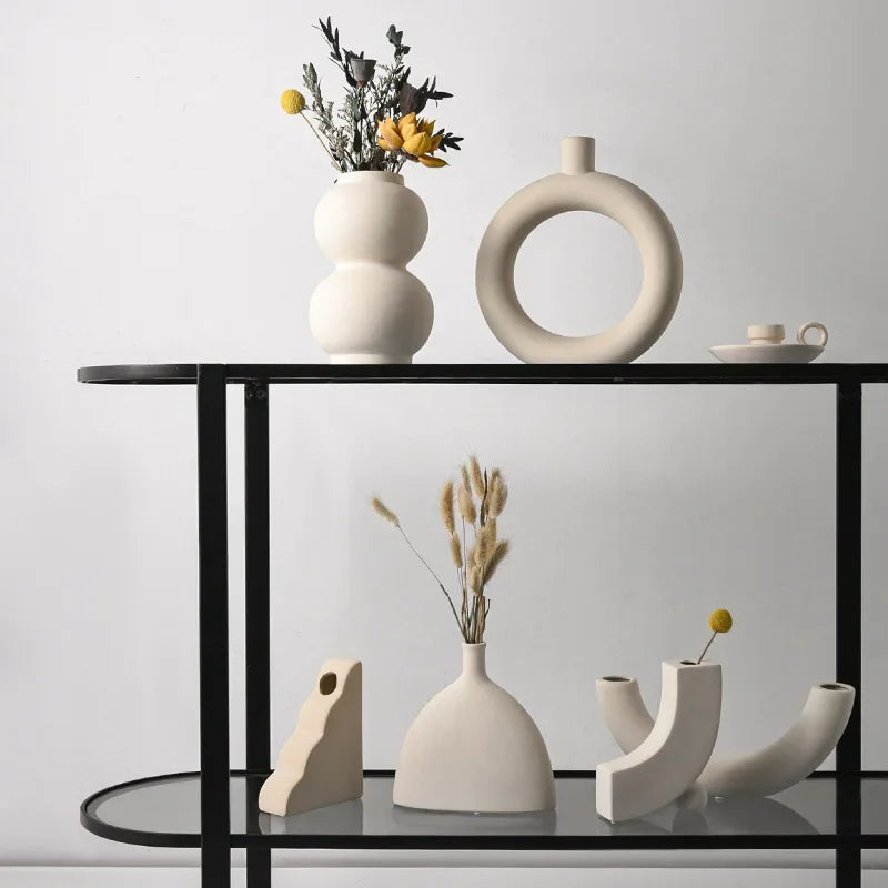 Moderne einfache Keramik Kunst Vase mit getrockneten Blumenarrangement