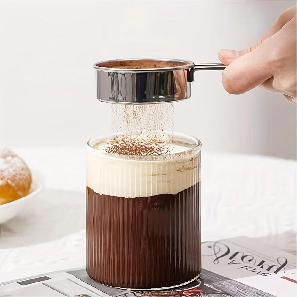 Feinmaschiges Mehlsieb aus Edelstahl für gleichmäßiges Backen und Bestäuben