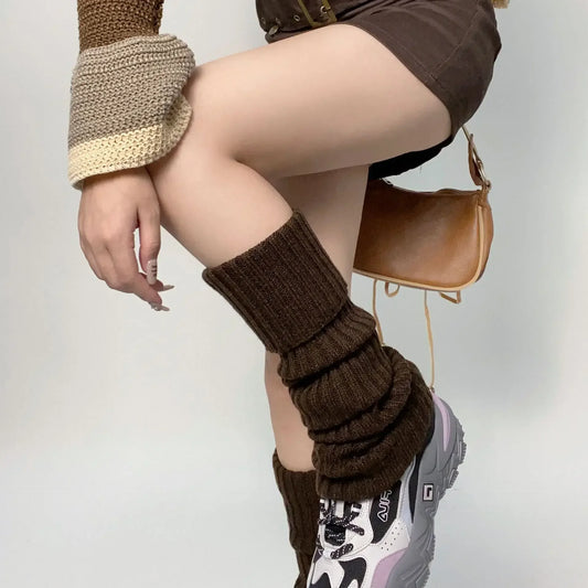 Warme gestrickte Beinwärmer und lange Beinsocken für Damen