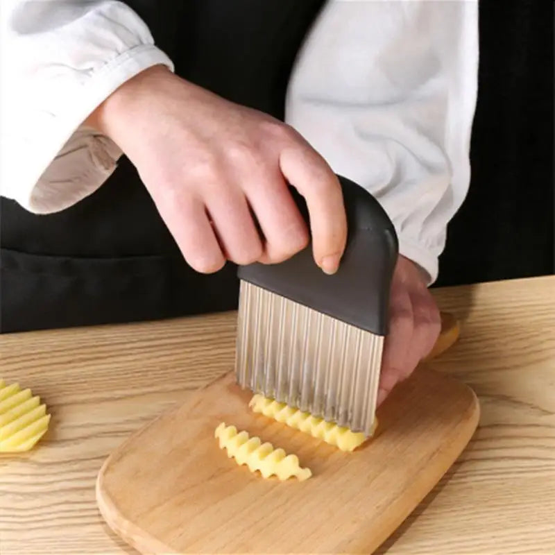 Perfekter Crinkle Slicer: Edelstahl Kartoffel - Gemüse Schneider mit Anti-Rutschgriff