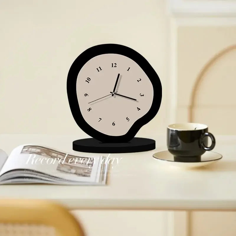 Elegante cremefarbene Acryl-Desktop-Uhr – leise Präzision im modernen Design