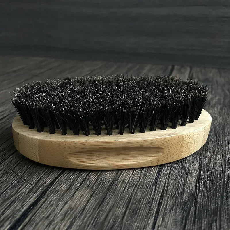 Bartbürste mit natürlichen Wildschweinborsten und Holzgriff für gepflegten Look