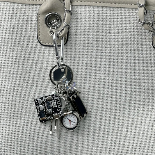 Handgefertigter Vintage Schlüsselanhänger aus Metall im Paar Stil