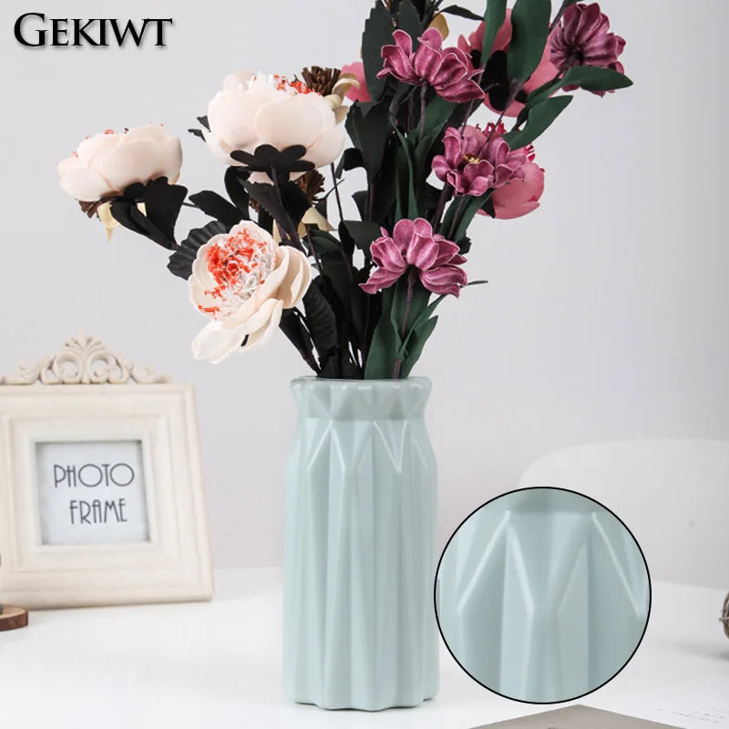 Getrocknete Blumenvase aus Kunststoff mit minimalistischer Geometrie