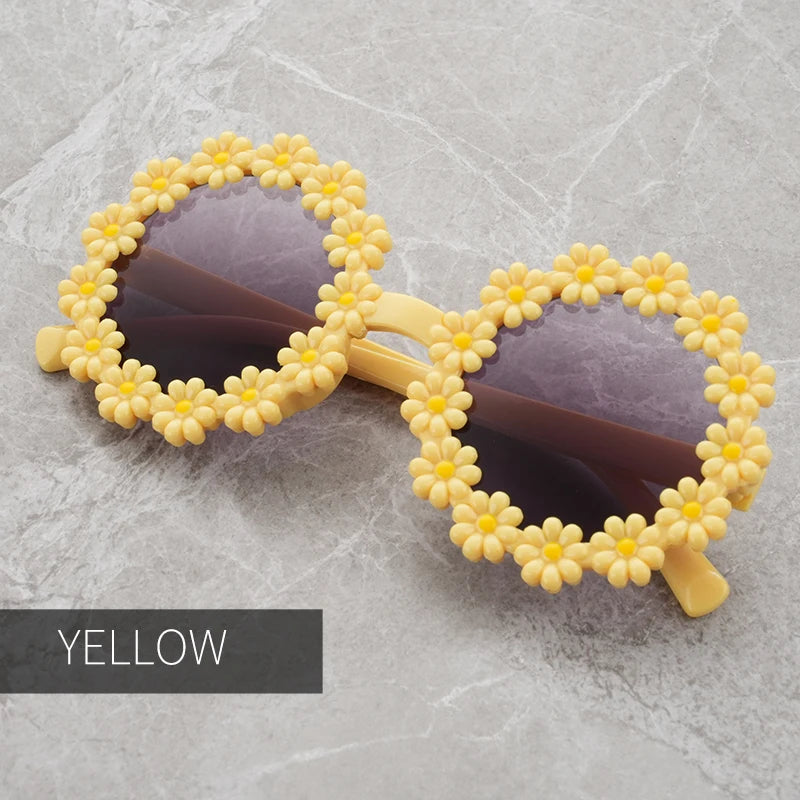 Sonnenschutz trifft Style: Runde Kinder-Sonnenbrille mit blütenblattförmigem Rahmen