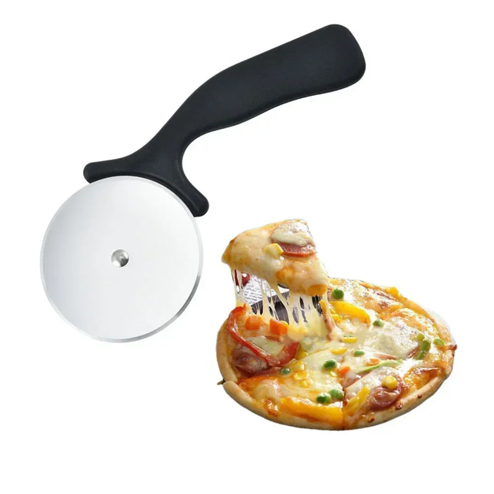 Präziser Edelstahl Pizzaschneider mit ergonomischem Griff in Rot oder Schwarz