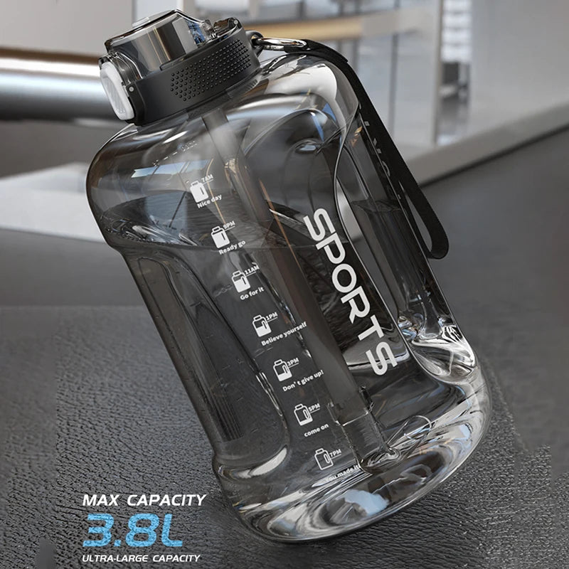 BPA-freie Fitness-Trinkflasche bis 3,8L – Robust, auslaufsicher, mit Strohhalm - Griff