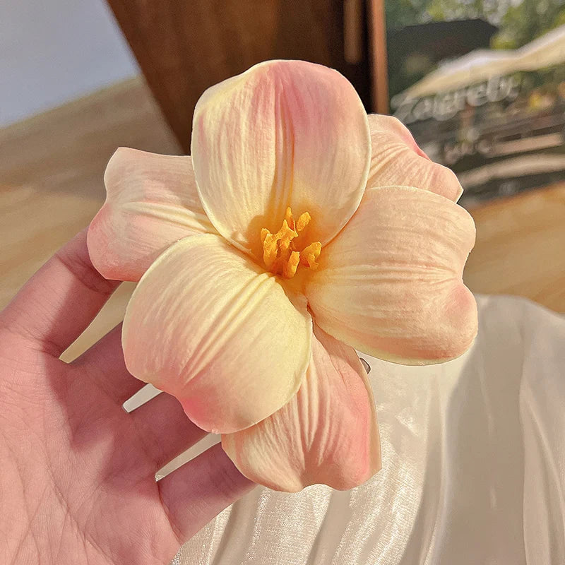 Leicht - stilvoll: Kleine Tulpenblumen-Haarspange für Sommer - Alltag