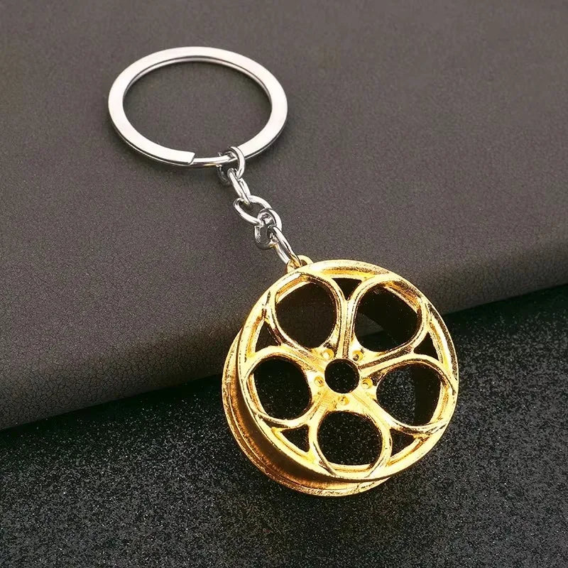 Robuster Edelstahl Schlüsselanhänger im Autoteile-Design – Perfektes Männergeschenk
