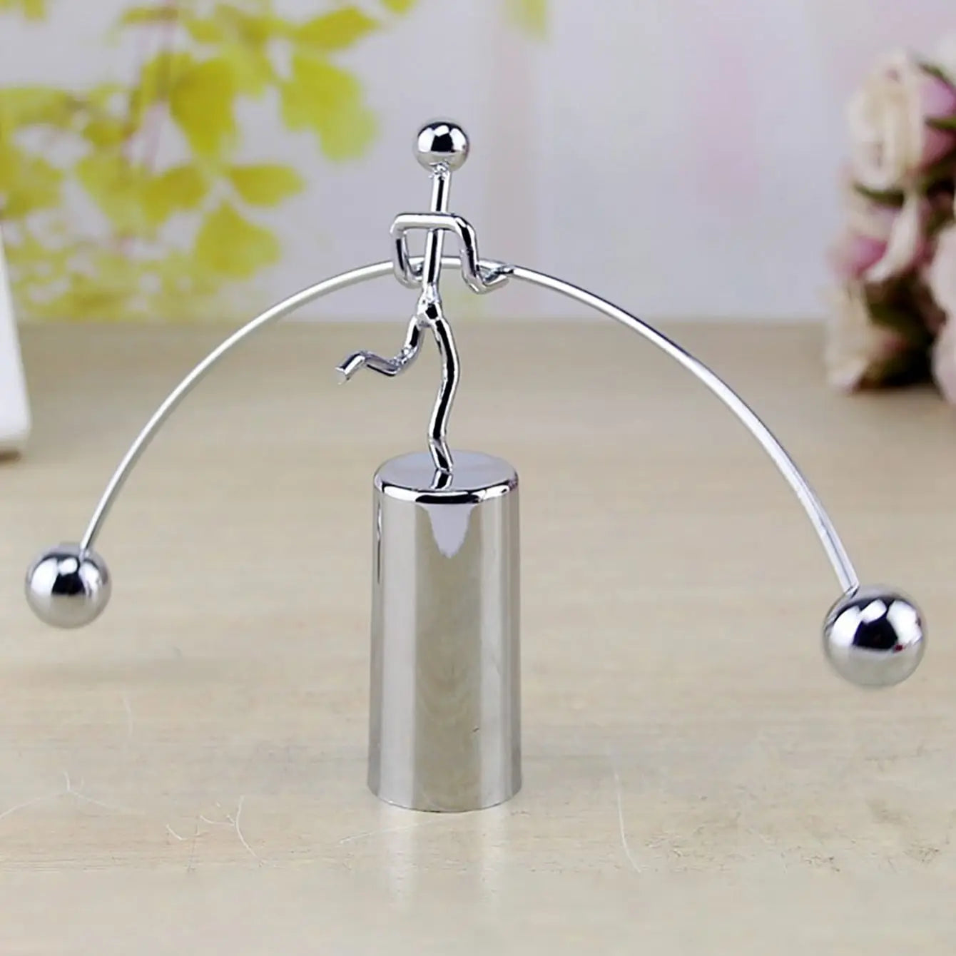 Wackelspaß & Stil: Kreativer Balance Ball Swing Metall Deko mit Gewichtheber
