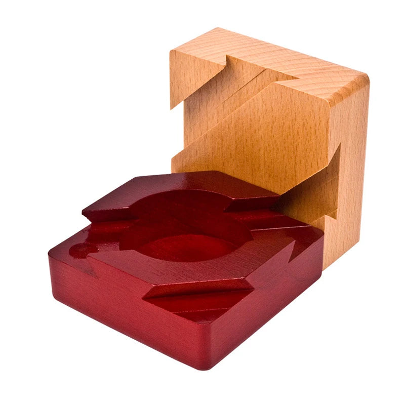 Klassische hölzerne Puzzlebox mit geheimem Fach für Gehirntraining