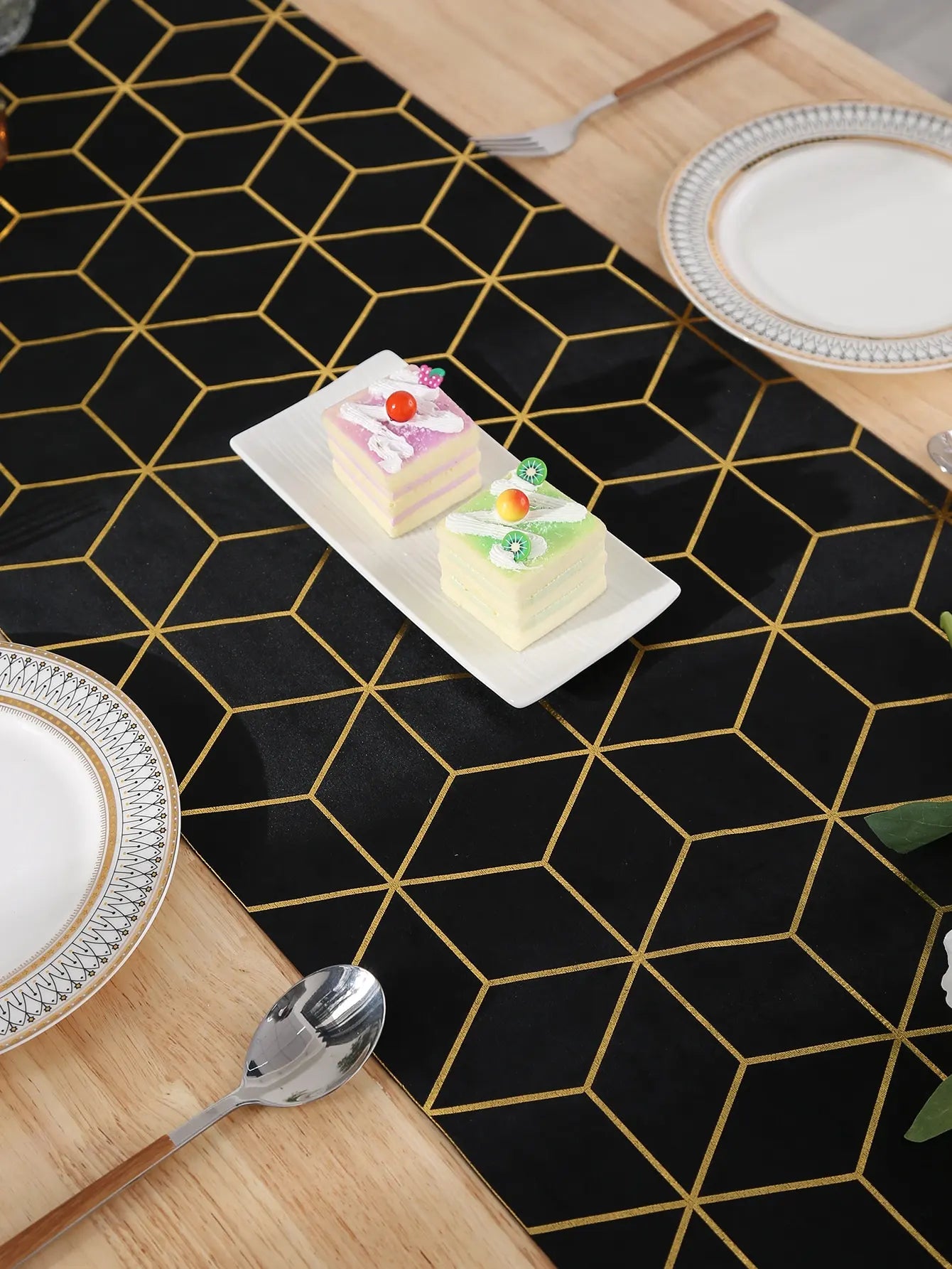 Stilvoller Geometrischer Tischläufer Schwarz – Elegante Deko für Zuhause & Hotel