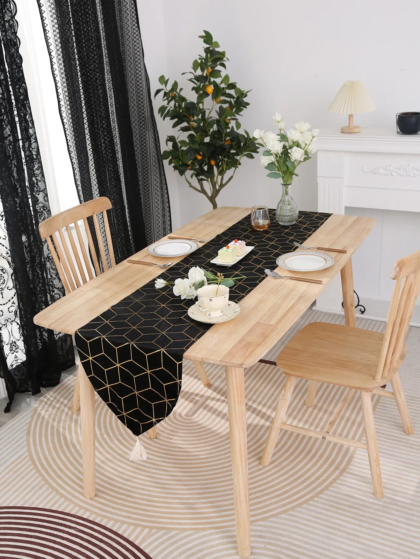 Stilvoller Geometrischer Tischläufer Schwarz – Elegante Deko für Zuhause & Hotel