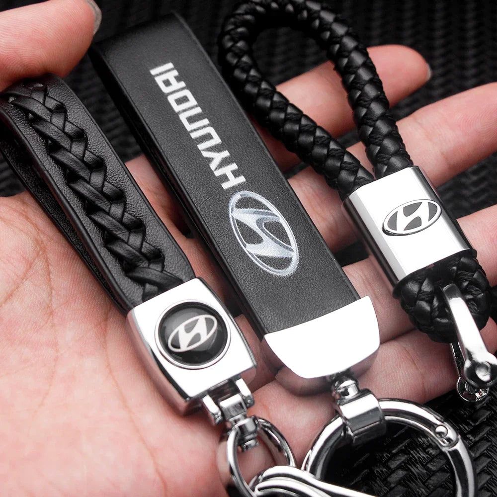 Robuster Metall-Leder Schlüsselanhänger mit Hyundai Emblem – Stilvoll - Praktisch