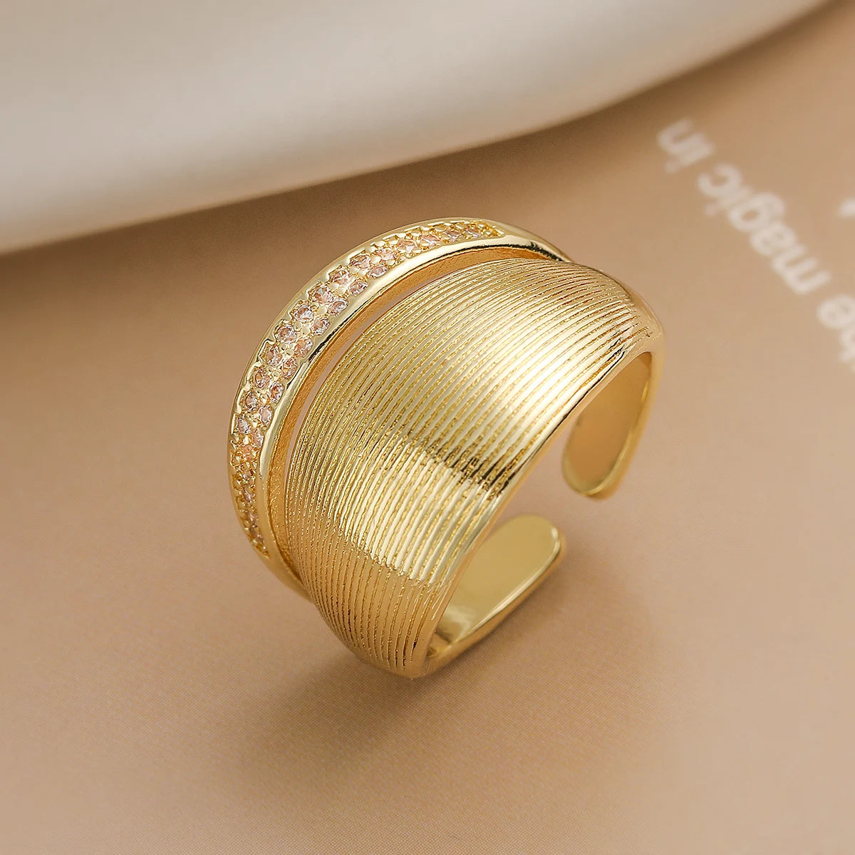 Eleganter Kupfer Ring mit AAA Zirkonia und Geometrischem Design für Frauen