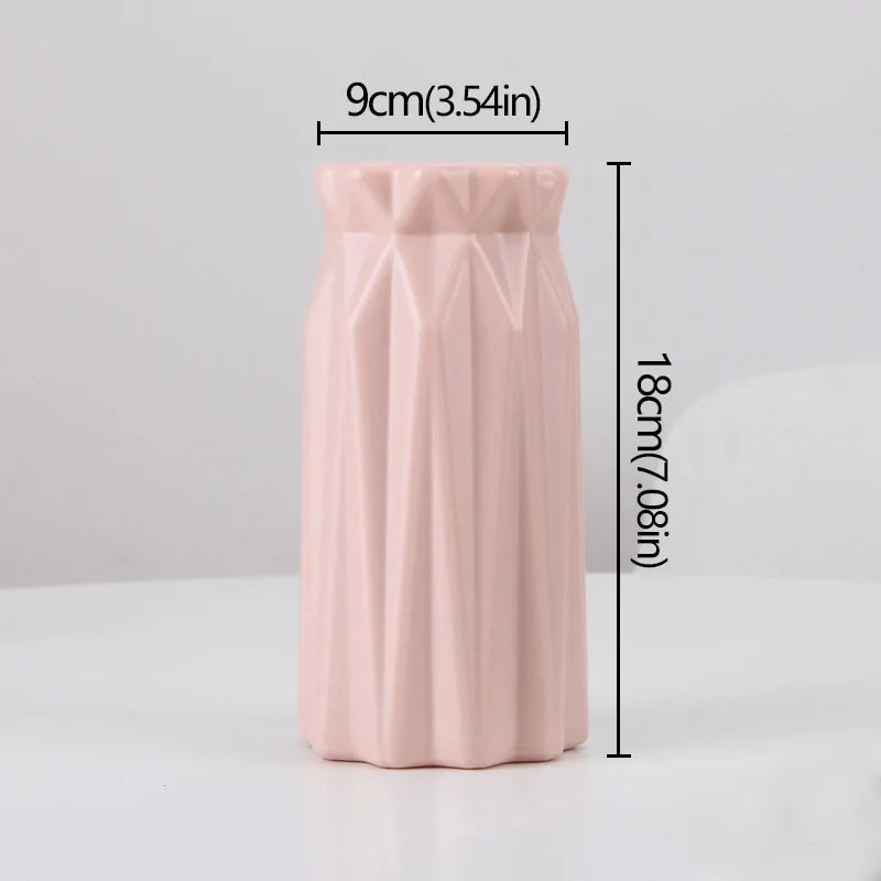 Getrocknete Blumenvase aus Kunststoff mit minimalistischer Geometrie