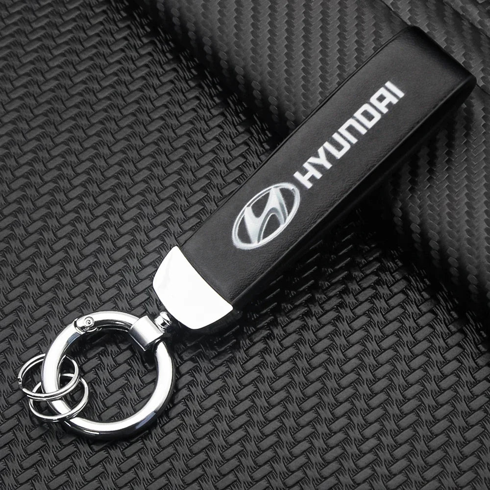 Robuster Metall-Leder Schlüsselanhänger mit Hyundai Emblem – Stilvoll - Praktisch