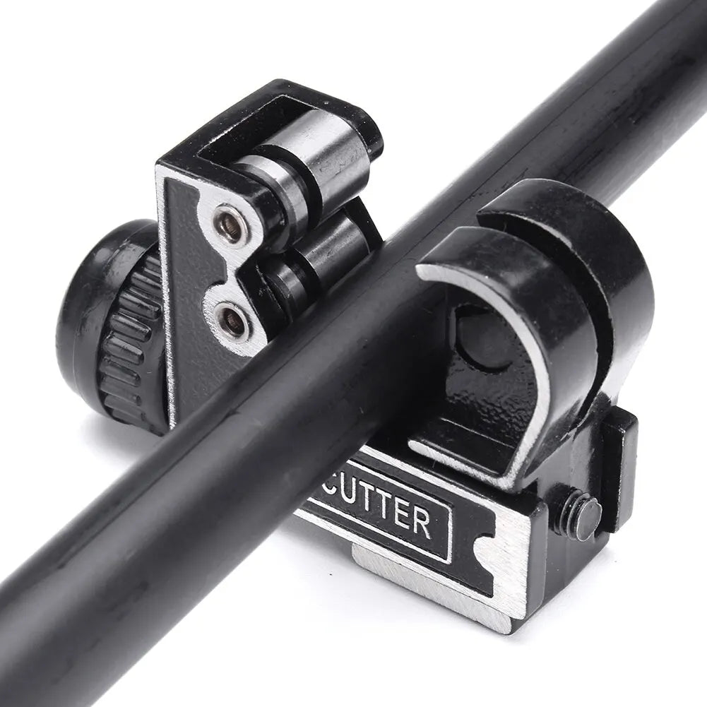 Präziser Rohrschneider 3-28mm – Saubere Schnitte für Metall- und Kunststoffrohre