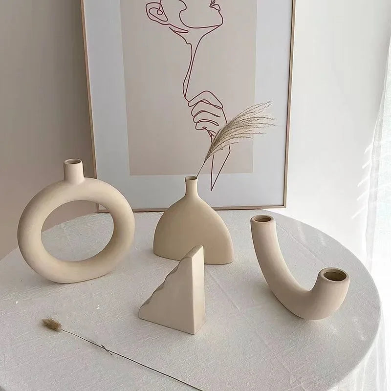 Moderne einfache Keramik Kunst Vase mit getrockneten Blumenarrangement