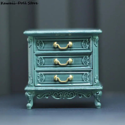 Detailgetreuer Puppenhaus Holzschrank für realistische Einrichtung