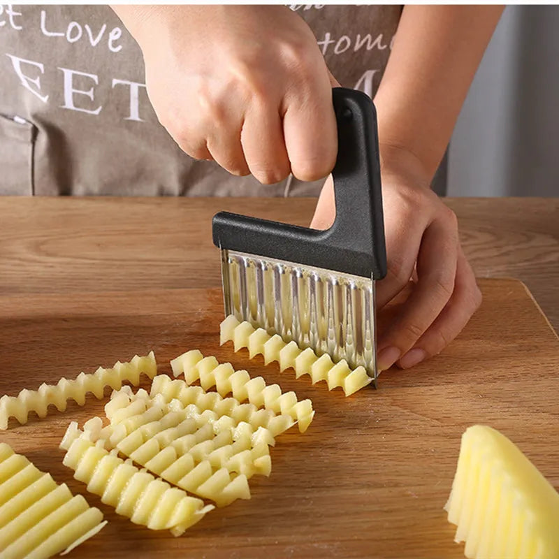 Perfekter Crinkle Slicer: Edelstahl Kartoffel - Gemüse Schneider mit Anti-Rutschgriff