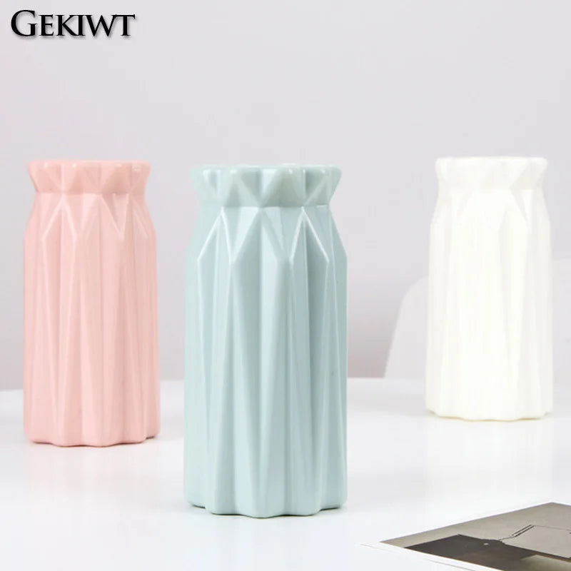Getrocknete Blumenvase aus Kunststoff mit minimalistischer Geometrie