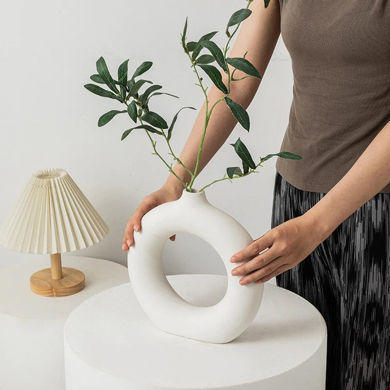 Weiße Kunststoff Vase Dekorative Blumenvase für Wohn- und Tischdekoration