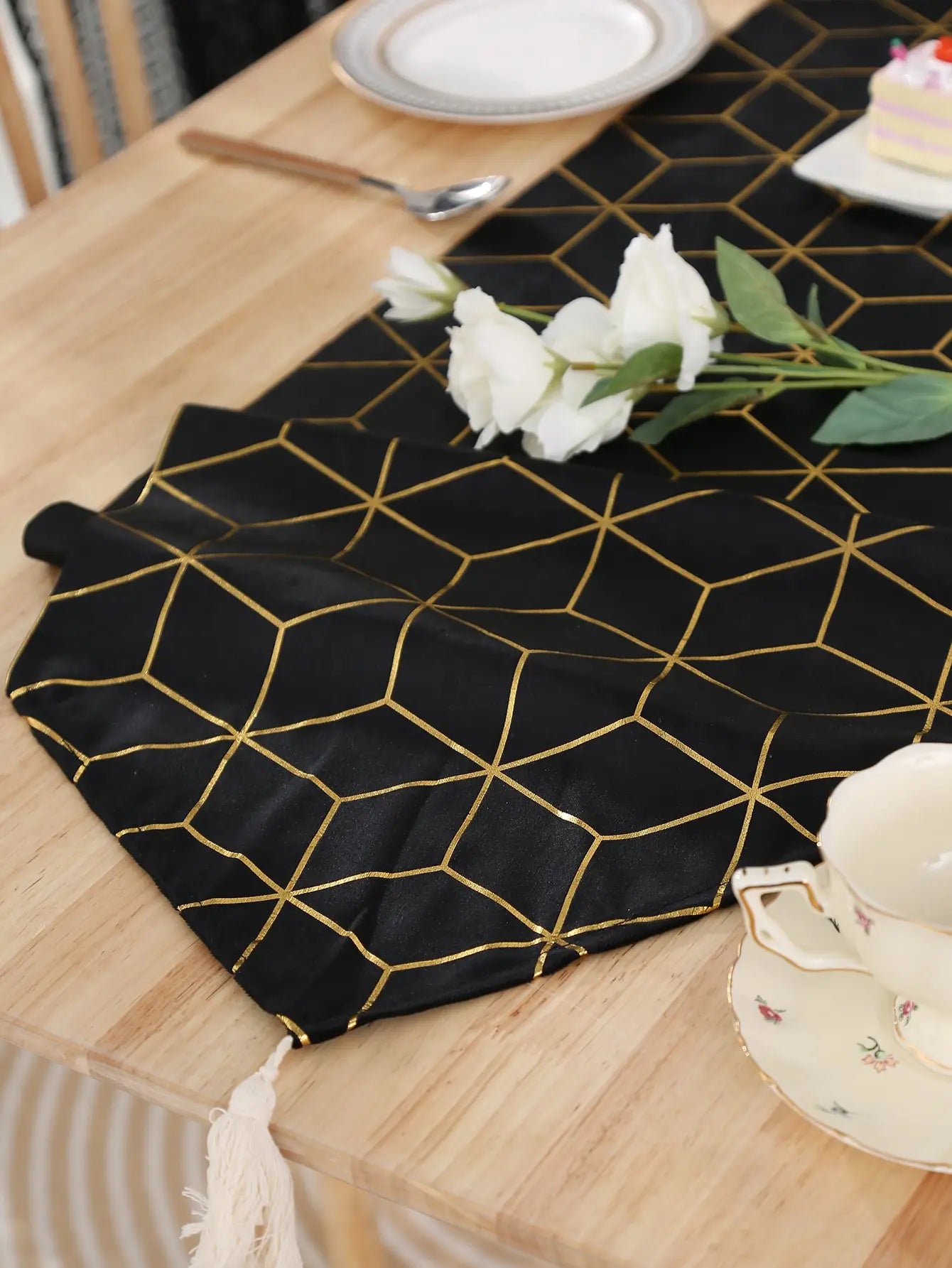 Stilvoller Geometrischer Tischläufer Schwarz – Elegante Deko für Zuhause & Hotel