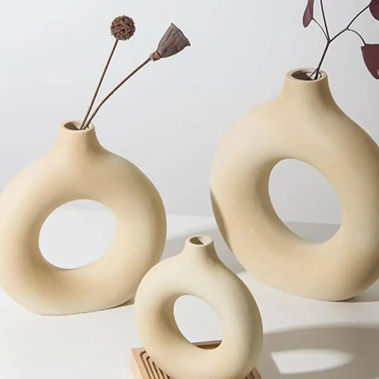 Dekorative Donut Vase in Reinweiß für stilvolle Blumenarrangements