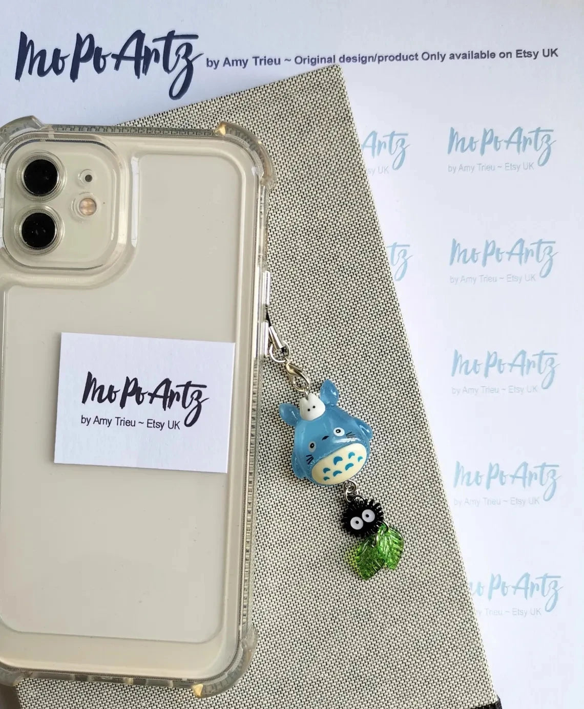 Handgemachter Schlüsselanhänger Holz und Zinklegierung Anime Motiv